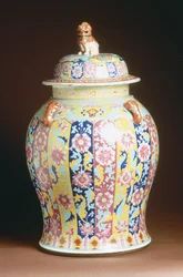 Frasco coberto com uma decoração esmaltada rosa da família, 1800-50 (porcelana)